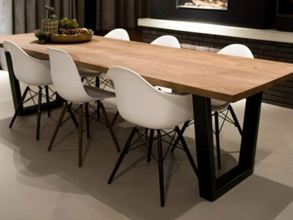 Rechthoekige eiken tafel, met zwarte stalen poten
